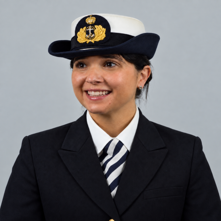 PRIMEIRO-TENENTE TÉCNICA SUPERIOR NAVAL – PSICOLOGIA | OF-2 CAROLINA RODRIGUES
